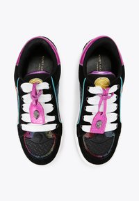 Sneakers neri in suede con dettagli vibranti arcobaleno, lacci bianchi e un cappuccio in pelle nera testurizzata. Presentano un'etichetta rosa lucida e accenti metallici.