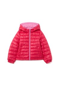 Chaqueta de abrigo roja con capucha, con un forro rosa, cierre frontal completo y puños elásticos. Textura suave con un diseño acolchado.