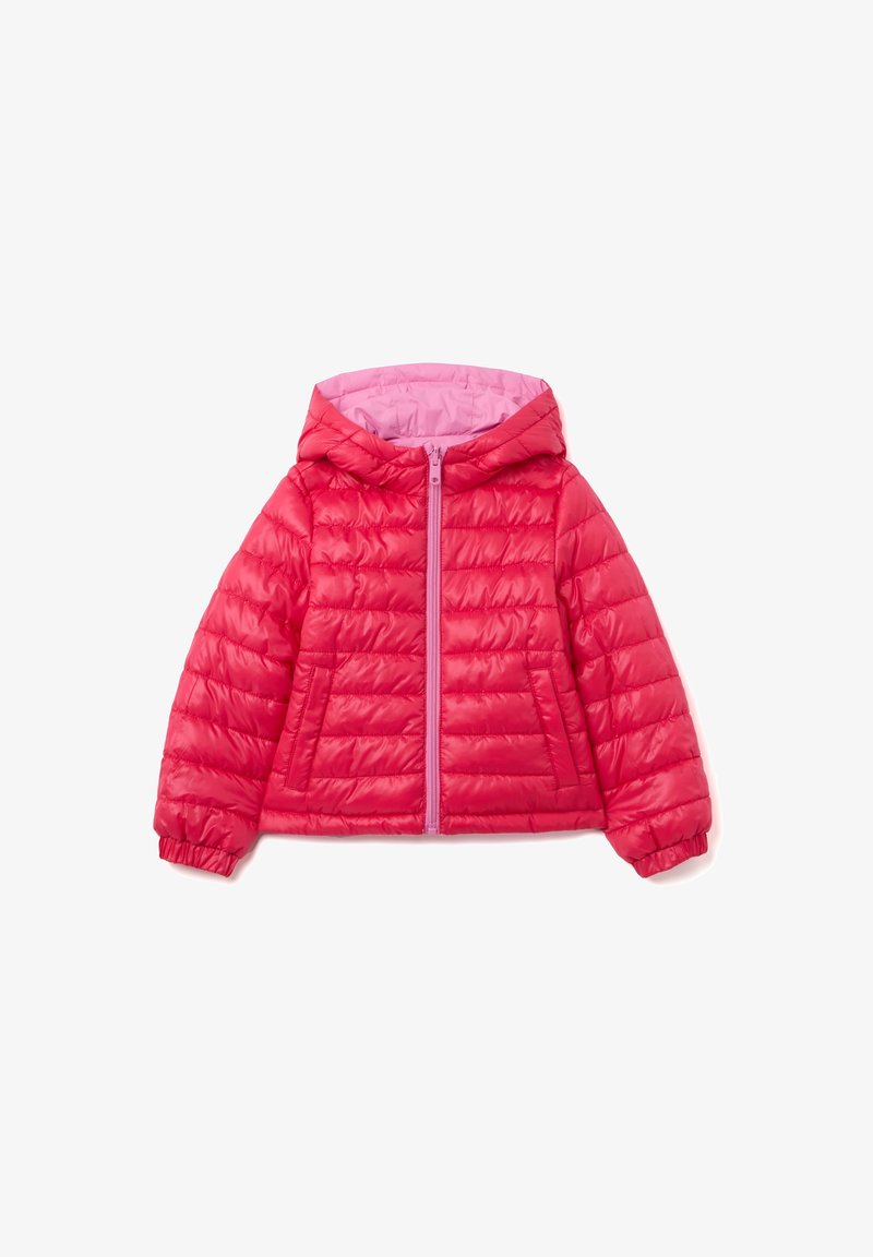 Chaqueta de abrigo roja con capucha, con un forro rosa, cierre frontal completo y puños elásticos. Textura suave con un diseño acolchado.