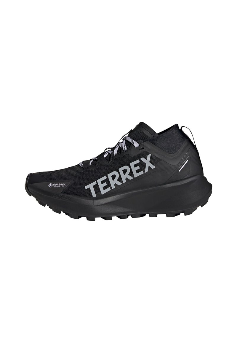 Crni atletski cipele s teksturiranim gornjim dijelom, sa "TERREX" oznakom, vezanjem na pertle i robusnom potplatom za prianjanje.