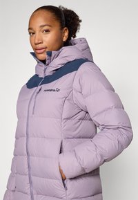 Norrøna TAMOK JACKET - Pūkinė striukė - purple sage