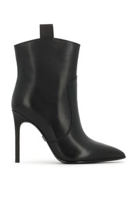 Černá kožená ankle boot s špičatou špičkou a stiletto podpatkem. Hladká textura, minimalistic design, s zadním poutkem pro snadné obutí.