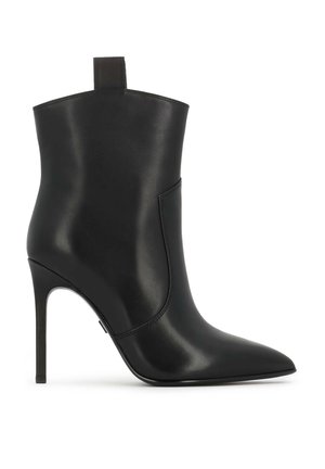 Sort læder ankelstøvle med spids tå og stilettohæl. Glat overflade, minimalistisk design, med en bagtab for nem påtagning.
