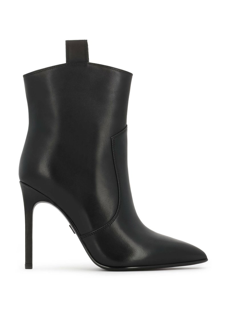 Černá kožená ankle boot s špičatou špičkou a stiletto podpatkem. Hladká textura, minimalistic design, s zadním poutkem pro snadné obutí.