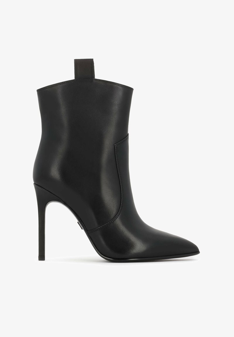 Černá kožená ankle boot s špičatou špičkou a stiletto podpatkem. Hladká textura, minimalistic design, s zadním poutkem pro snadné obutí.
