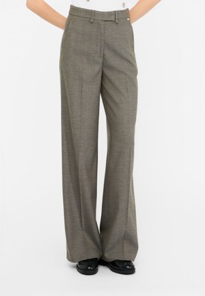 Pantaloni a vita alta, a gamba larga in tessuto pied de poule. Realizzati in un tessuto testurizzato, presentano pieghe frontali e tasche laterali. Colore: verde oliva.