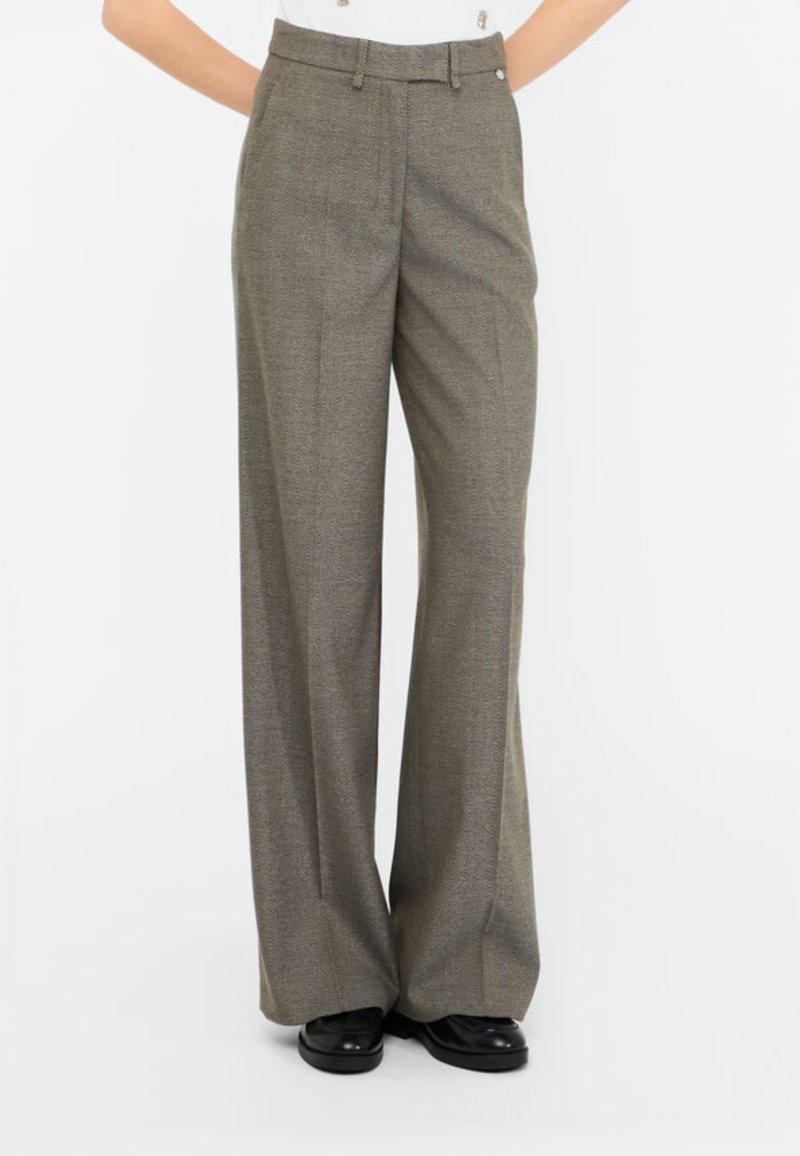 Pantaloni a vita alta, a gamba larga in tessuto pied de poule. Realizzati in un tessuto testurizzato, presentano pieghe frontali e tasche laterali. Colore: verde oliva.