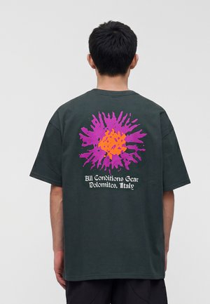 Nike ACG, TEE CAMP MEADOWS - Camiseta estampada - dark green