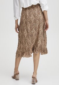 Bruine luipaardprint midi-jurk met een gerimpelde zoom, gemaakt van lichtgewicht stof, heeft een elastische tailleband voor comfort.