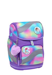 Lila Rucksack mit einem gradienten Design in Pastellfarben. Verfügt über zwei Charakter-Buttons, einen flauschigen Pom-Pom-Schlüsselanhänger und silberne Akzente.