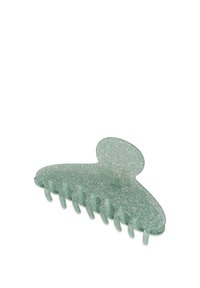 Clip para el cabello verde brillante con una superficie texturizada y acabado brillante, que cuenta con diez púas antideslizantes y una parte superior redondeada para un agarre seguro.