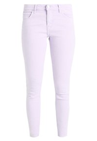 Jeans ajustados de color lila, fabricados en denim, que cuentan con cierre de cremallera, botón y diseño clásico de 5 bolsillos. Textura suave con un lavado ligero.