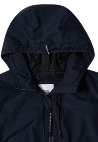 Veste à capuche bleu marine avec doublure en maille noire, cordons de serrage et fermeture éclair étiquetée "CECIL OUTERWEAR."