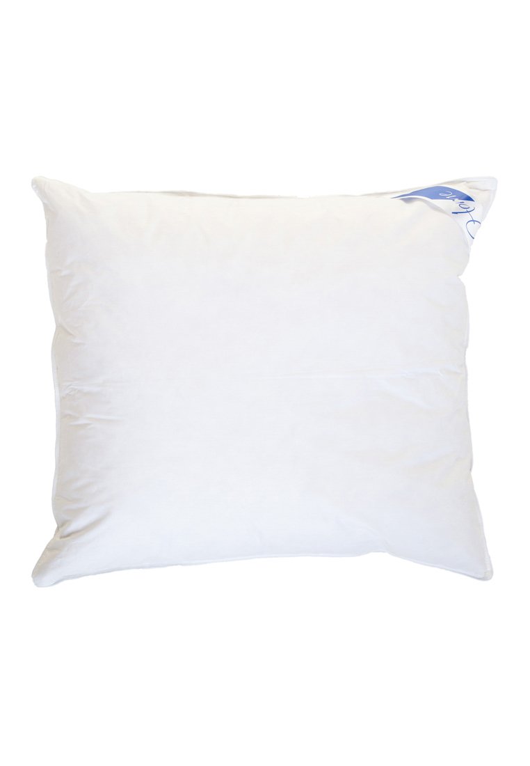 Quadratisches weißes Kissen mit weichem Stoffbezug, glatter Textur und ohne sichtbare Muster. Enthält ein kleines blaues Etikett in einer Ecke.