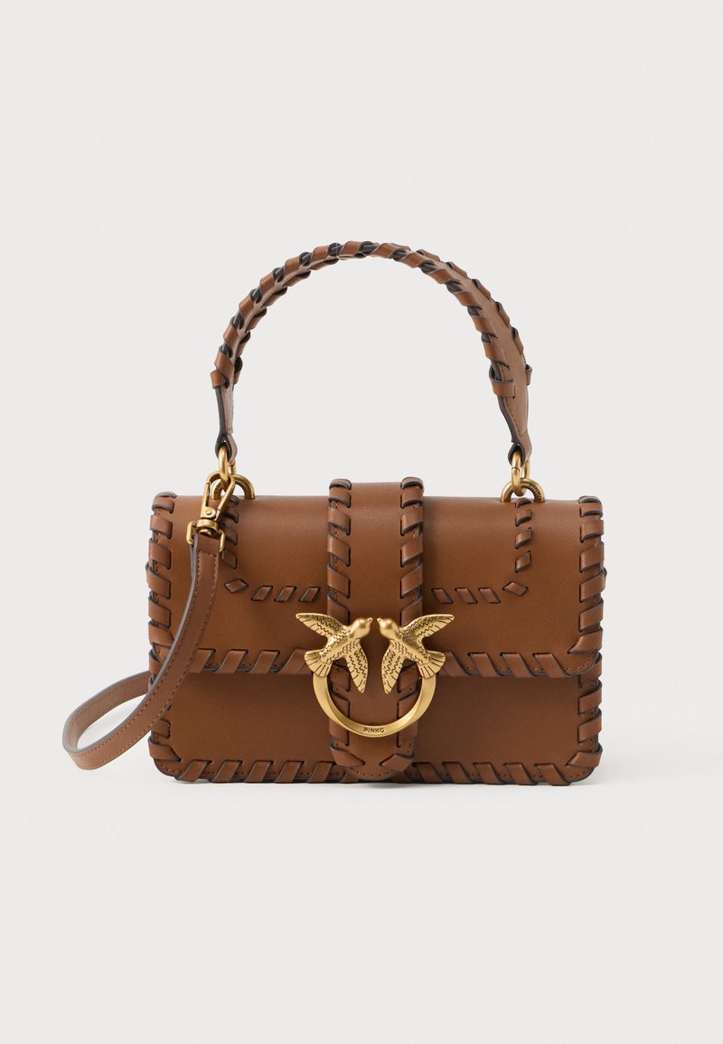 Braune Lederhandtasche mit geflochtenen Details, goldfarbener, vogelähnlicher Beschläge, rechteckiger Form und einem abnehmbaren Schultergurt.