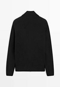 Maglione nero a maglia con collo alto, maniche lunghe e orlo a coste. Nessun motivo o decorazione visibile.