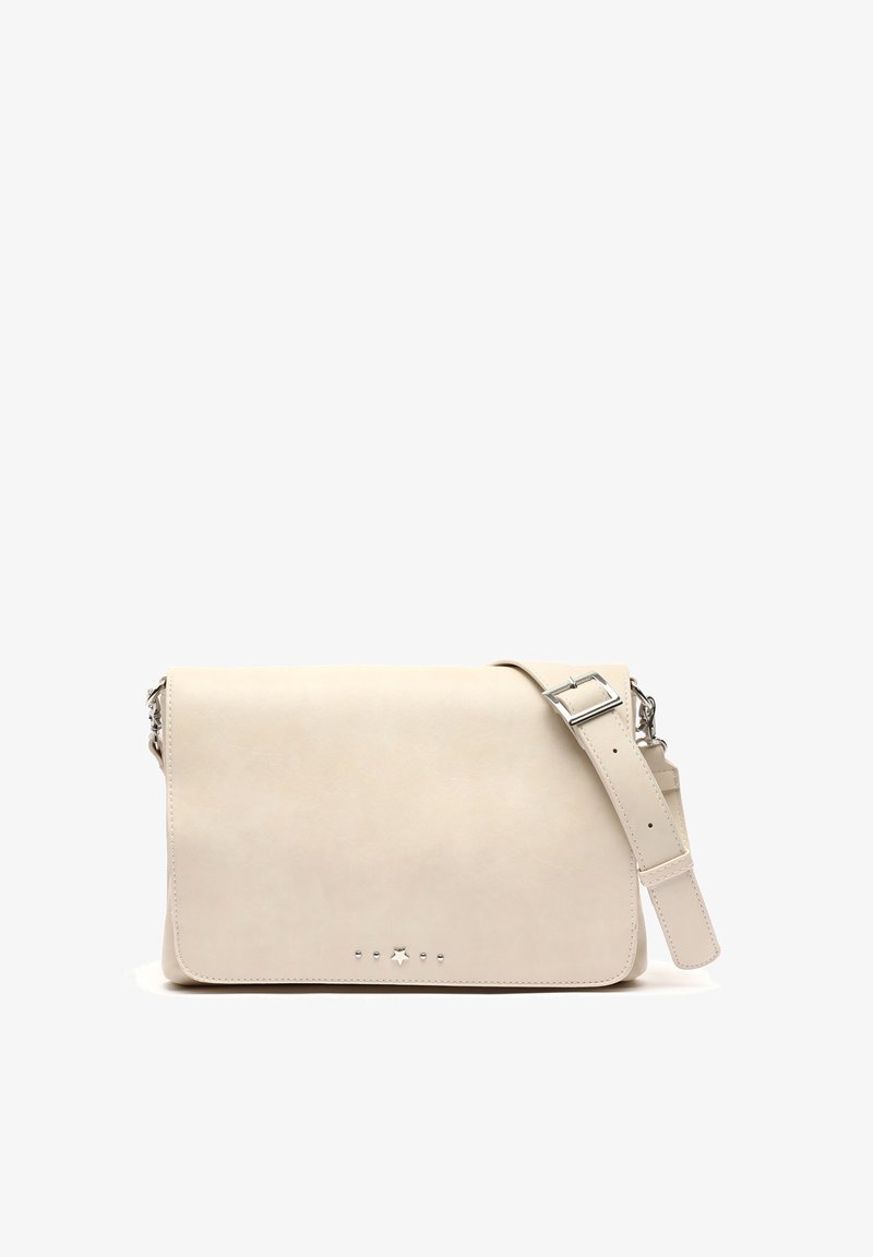 Beżowa skórzana torebka typu crossbody o minimalistycznym designie. Posiada płaski prostokątny kształt, srebrne zapięcia oraz detal w kształcie gwiazdki.