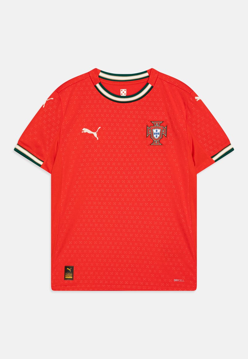 Punane polyesterist spordijakk lühikeste varrukatega, millel on Portugali rahvuslik embleem, Puma logo ja roheliste ning valgete triipudega krae aktsendid.