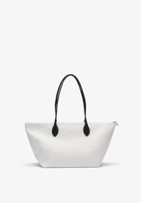 Witte tote bag met zwarte leren accenten en handvatten, ritssluiting, taps toelopende vorm, gladde textuur, geschikt voor dagelijks gebruik.