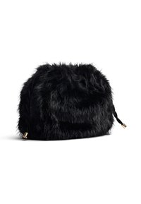 Borsa nera in pelo sintetico con forma arrotondata, lacci intrecciati neri e dettagli in hardware dorato. Texture morbida con un aspetto soffice.