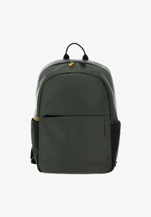 Sac à dos vert et noir avec une finition lisse et mate, comportant une poche zippée à l'avant, une poignée supérieure et des tirettes de fermeture éclair jaunes contrastantes.