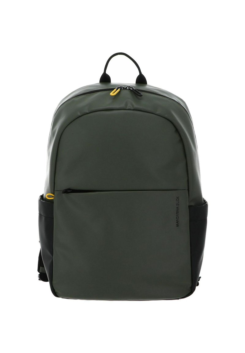 Sac à dos vert et noir avec une finition lisse et mate, comportant une poche zippée à l'avant, une poignée supérieure et des tirettes de fermeture éclair jaunes contrastantes.