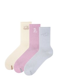 Trzy pary prążkowanych skarpetek w jasnym żółtym, różowym i niebieskim kolorze. Każda z nich ma unikalny haftowany wzór: słońce, palmę i falę.