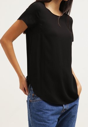 Sort T-shirt med korte ærmer og rund halsudskæring, lavet af et let stof, med en afslappet pasform og buet kantdesign.