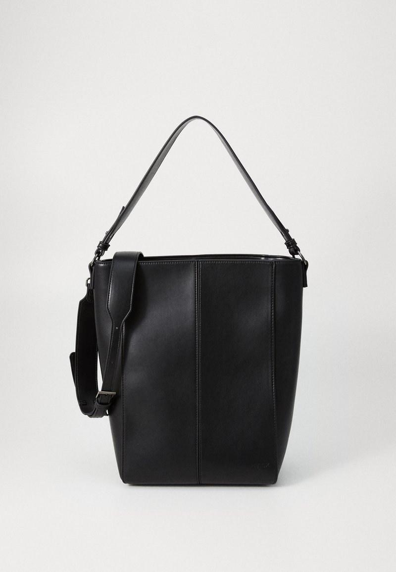 Svart läder bucket bag med slät yta, två bärremmar och kontrasterande vertikal sömdetalj på framsidan.