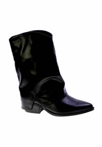 Stivaletto alla caviglia in pelle nera con design arricciato, punta affilata e tacco basso. Texture liscia con dettagli di cuciture minime.