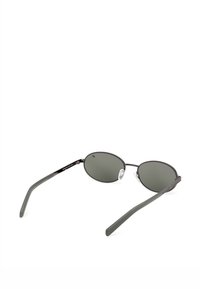 Gafas de sol ovaladas con lentes verde oscuro, montura delgada gris oscuro y brazos texturizados verde grisáceo. Almohadillas nasales destacadas para mayor comodidad.