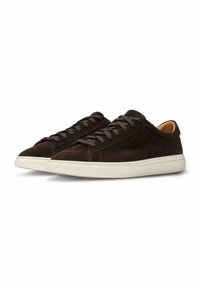 Braune Wildleder-Sneakers mit niedrigem Design, runder Zehenpartie, beigem Innenfutter, braunen Schnürsenkeln und weißen Gummisohlen. Kein sichtbares Logo oder Muster.