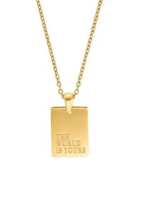 Collier en or avec un pendentif rectangulaire gravé du texte "LE MONDE EST À VOUS." La chaîne est maillée et assortie à la couleur du pendentif.