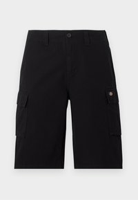Pantalones cortos tipo cargo negros hasta la rodilla, con cierre de botón, trabillas para cinturón y bolsillos con solapa a cada lado, uno de ellos con un pequeño parche de logo.