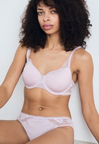 Lavendel lingerie set gemaakt van gladde stof met kantafwerking. De beha heeft voorgedefinieerde cups en verstelbare bandjes; de slipjes hebben kantdetails.