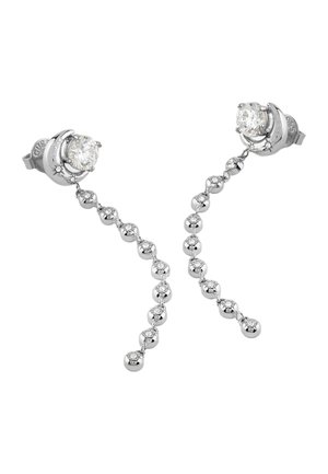 Srebrne kolczyki w kształcie sztyftów z motywem półksiężyca trzymającym duże, przezroczyste kamienie, połączone z wiszącymi łańcuszkami z małych, polerowanych koralików z osadzonymi kamieniami.