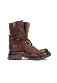 Botte de combat en cuir marron avec semelle crantée épaisse, fermeture éclair latérale, lacets enroulés autour de la cheville et texture usée et éraflée.