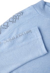 Hellblauer Pullover mit metallischen Nieten, die an der Schulter und dem Ärmel angeordnet sind, mit glatter Textur und geripptem Kragen.