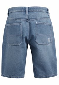 Shorts en denim taille mi-haute, de couleur bleu clair. Ils disposent de deux poches arrière et d'un logo géométrique sur la poche droite.