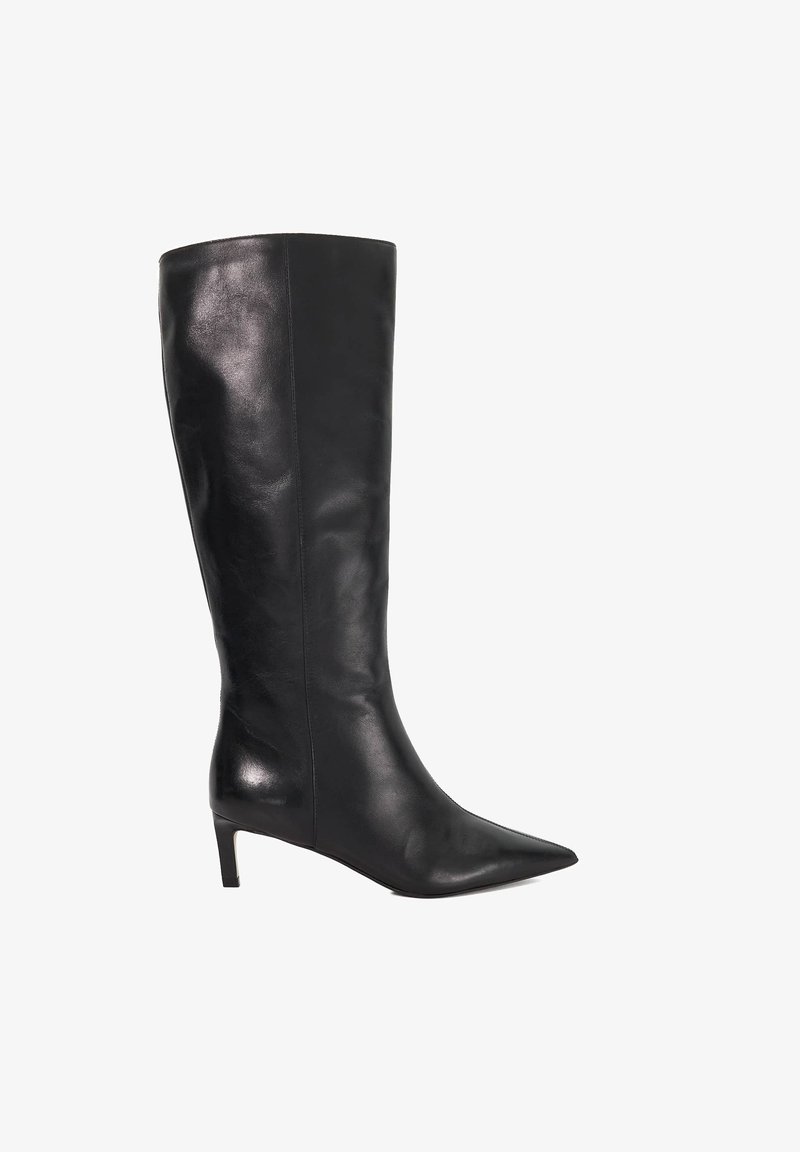 Zwarte leren laarzen tot de knie met een spitse neus en een lage hak. Smooth textuur en strak ontwerp zonder zichtbare hardware of versieringen.