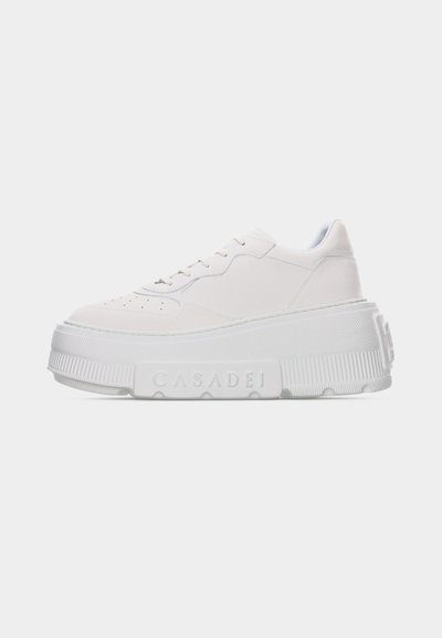Λευκό platform sneaker με χοντρή υφή στη σόλα και ανάγλυφη την επιγραφή «CASADEI» στο πλάι, με λείο δερμάτινο επάνω μέρος, κορδόνια και οπές αερισμού.