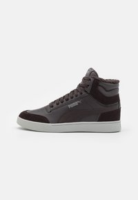 Wysokie sneakersy ze ciemno-brązowej skóry i zamszu, z teksturowanym kołnierzem, gumową podeszwą i subtelnymi akcentami logo.