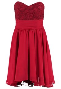 Robe rouge avec un décolleté en cœur et un corsage en dentelle, dotée d'une jupe fluide en tissu léger. Texture lisse, longueur au genou.