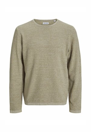 Bežový sveter s dlhým rukávom, s textúrovaným pleteným vzorom, okrúhlym výstrihom a voľným strihom. Na krku je viditeľná etiketa.