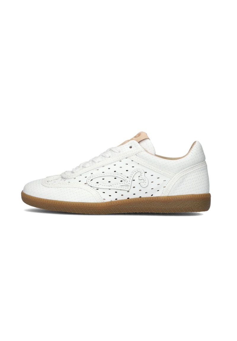 Witte sportieve schoenen met een geperforeerd ontwerp, ronde neus en een textuur bovenkant. Beschikt over een gumrubberen zool en subtiele branding op de tong.