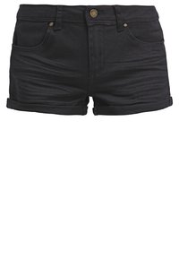 Shorts en denim noir avec une fermeture à bouton à l'avant, des ourlets retroussés, et quatre poches avec des détails de décoloration subtils.