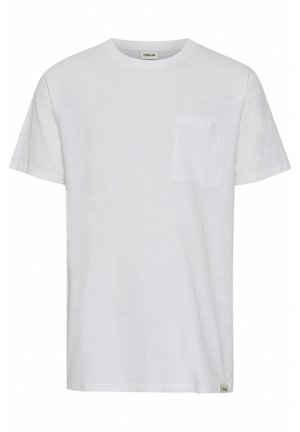 Camiseta de manga corta blanca hecha de tela suave, con un bolsillo en el pecho y un cuello redondo. Diseño simple y versátil sin estampados.