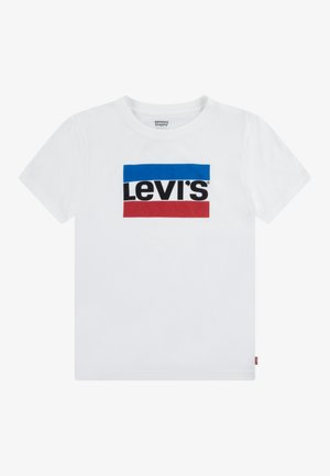 Biały t-shirt z krótkim rękawem, z niebieskimi i czerwonymi poziomymi paskami oraz wyraźnym czarnym logo Levi's na środku klatki piersiowej.