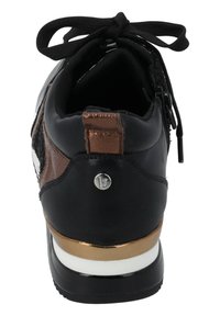 Baskets noires avec une tige texturée noire, des accents en bronze et un talon en or. Équipées de lacets et d'une fermeture zippée sur le côté.