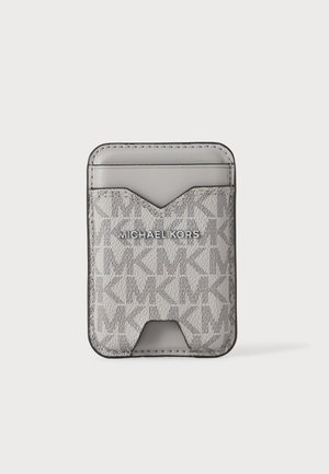 Kompaktowy szary skórzany portfel na karty z powtarzającym się wzorem MK i srebrnym logo Michael Kors na przedniej kieszonce.